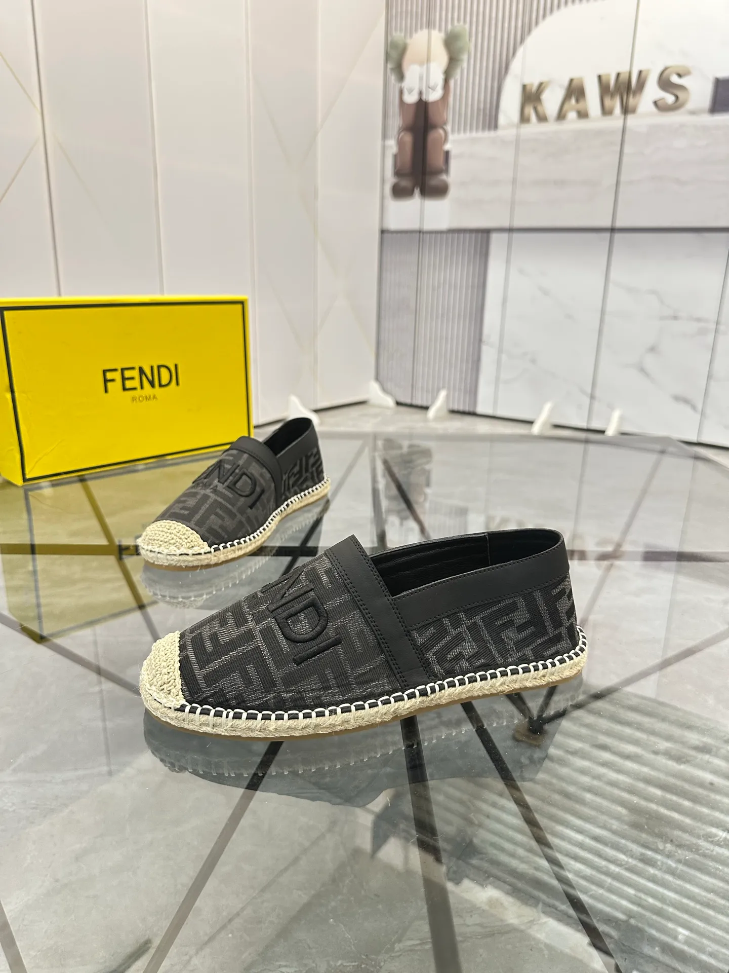 Selling men's shoes 💰: 💰P420¥ Product trademark: Fendi* "Fendi*" low-top fisherman's shoes Regular size: 38-44 (can be customized to 37.45) Product materials: upper imported cowhide stitched with original fabric, sheepskin lining, original outsole. Number: 1023